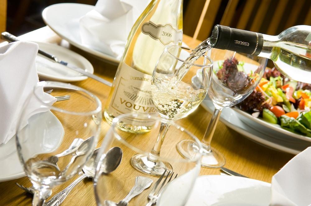 Ramada By Wyndham Cheltenham Golden Valley 외부 사진