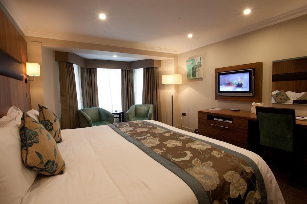 Ramada By Wyndham Cheltenham Golden Valley 외부 사진