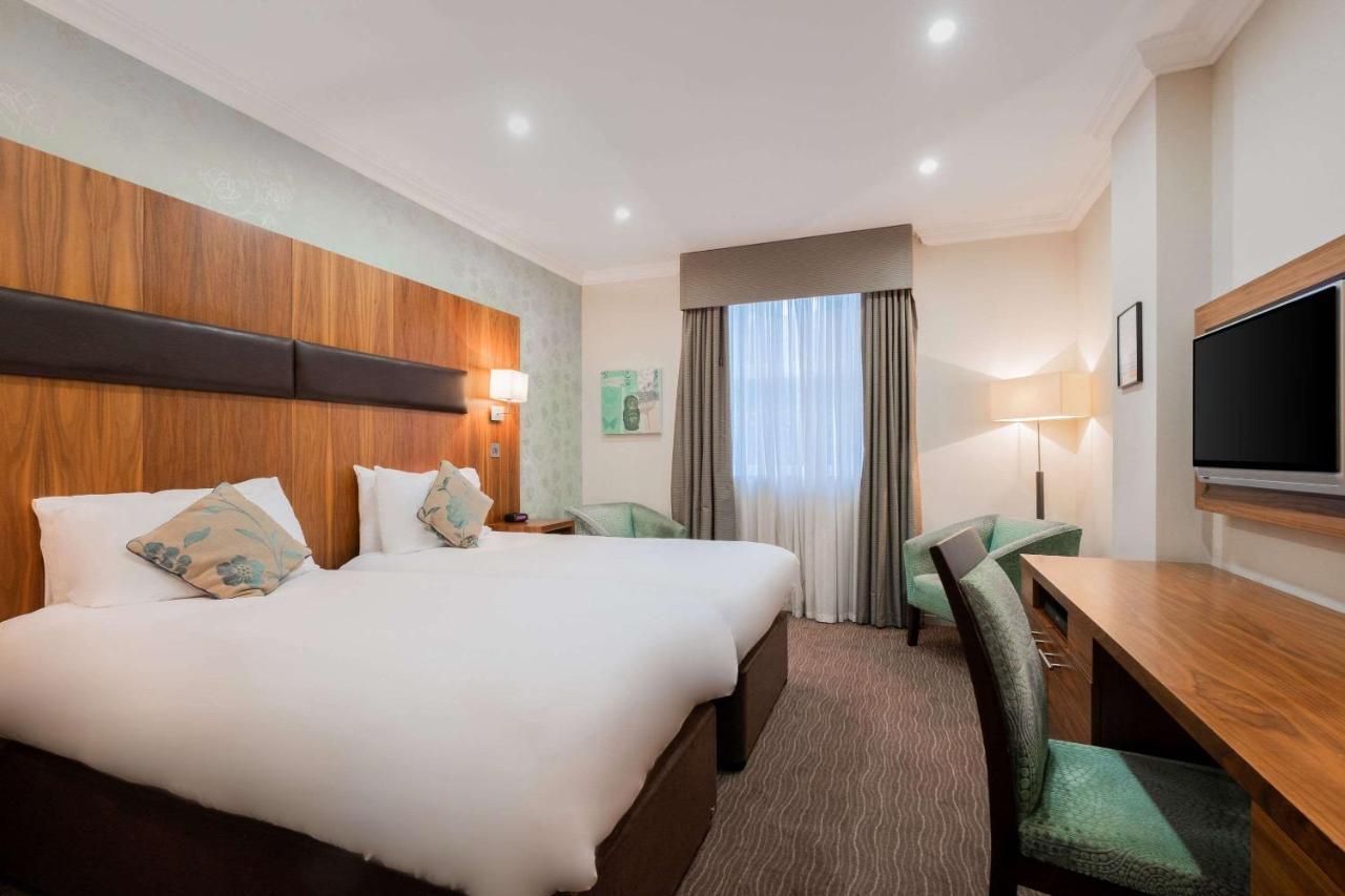 Ramada By Wyndham Cheltenham Golden Valley 외부 사진