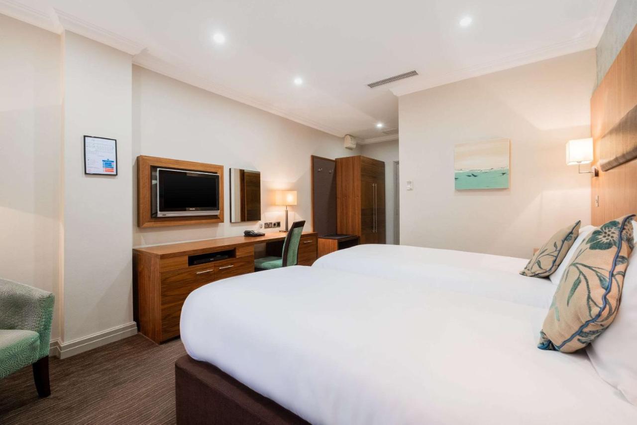 Ramada By Wyndham Cheltenham Golden Valley 외부 사진