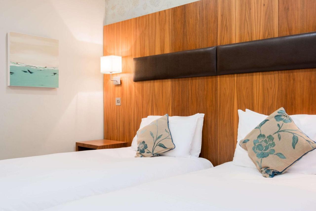 Ramada By Wyndham Cheltenham Golden Valley 외부 사진