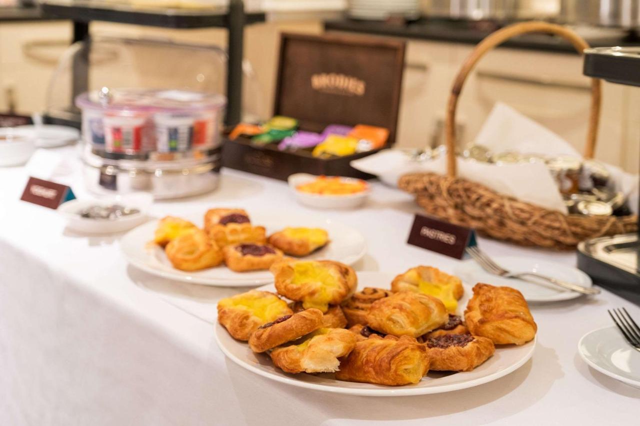 Ramada By Wyndham Cheltenham Golden Valley 외부 사진