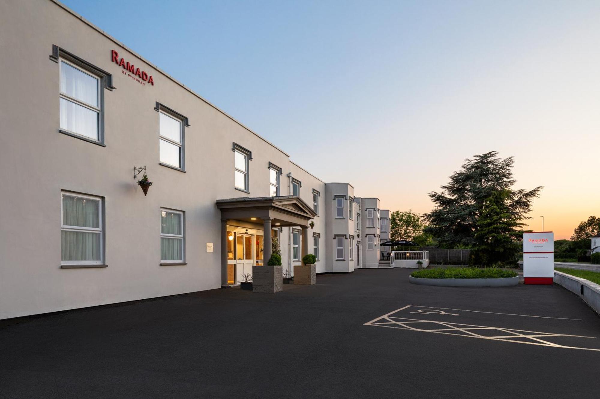 Ramada By Wyndham Cheltenham Golden Valley 외부 사진