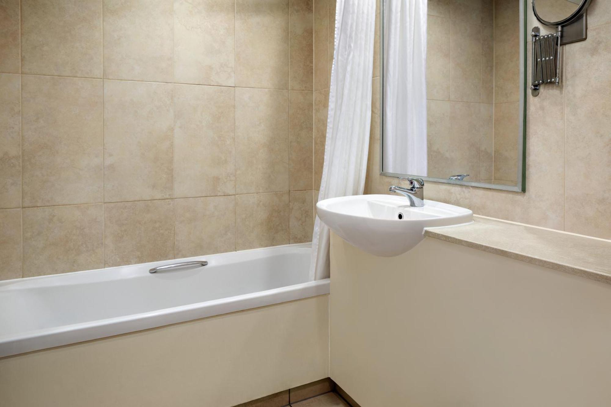 Ramada By Wyndham Cheltenham Golden Valley 외부 사진