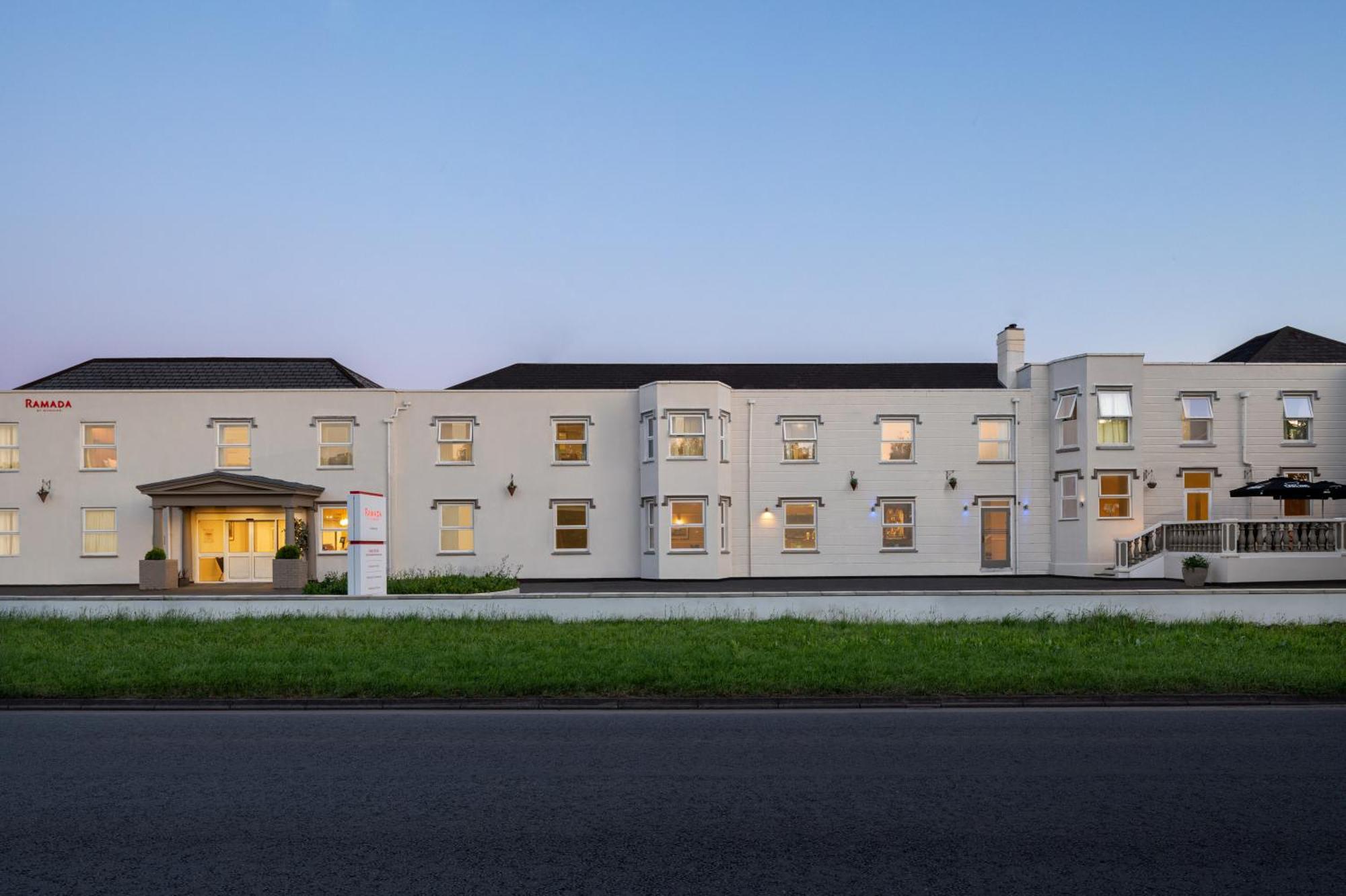 Ramada By Wyndham Cheltenham Golden Valley 외부 사진