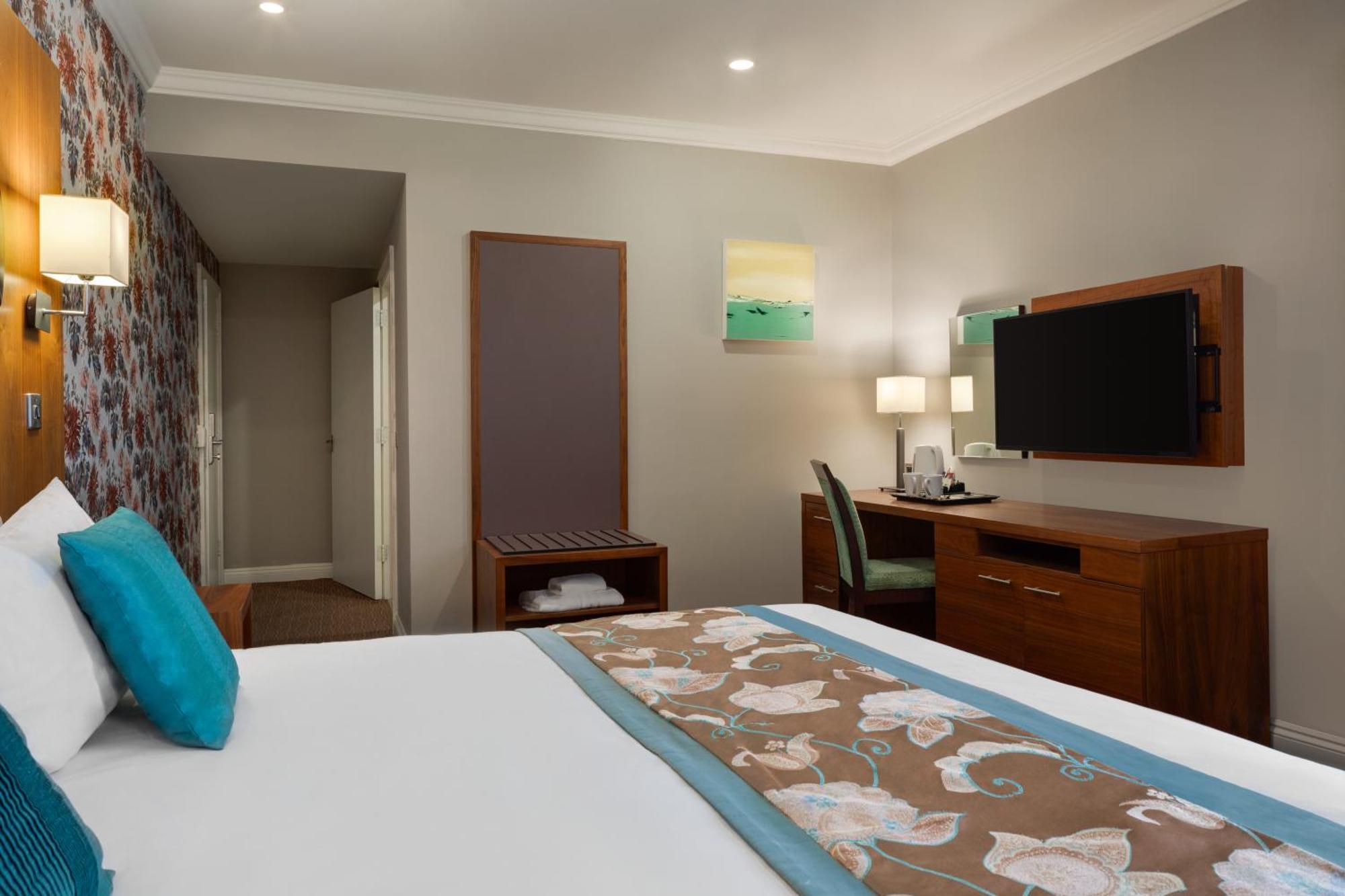 Ramada By Wyndham Cheltenham Golden Valley 외부 사진