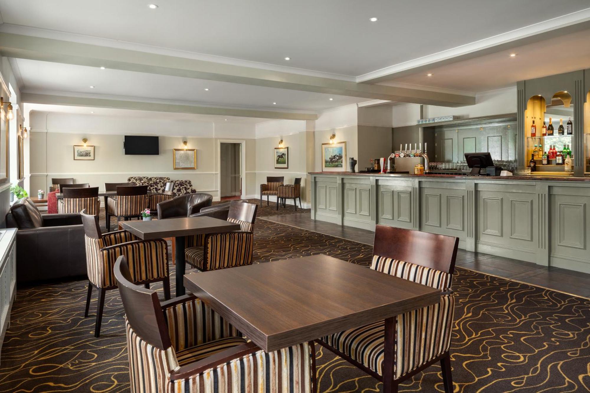 Ramada By Wyndham Cheltenham Golden Valley 외부 사진