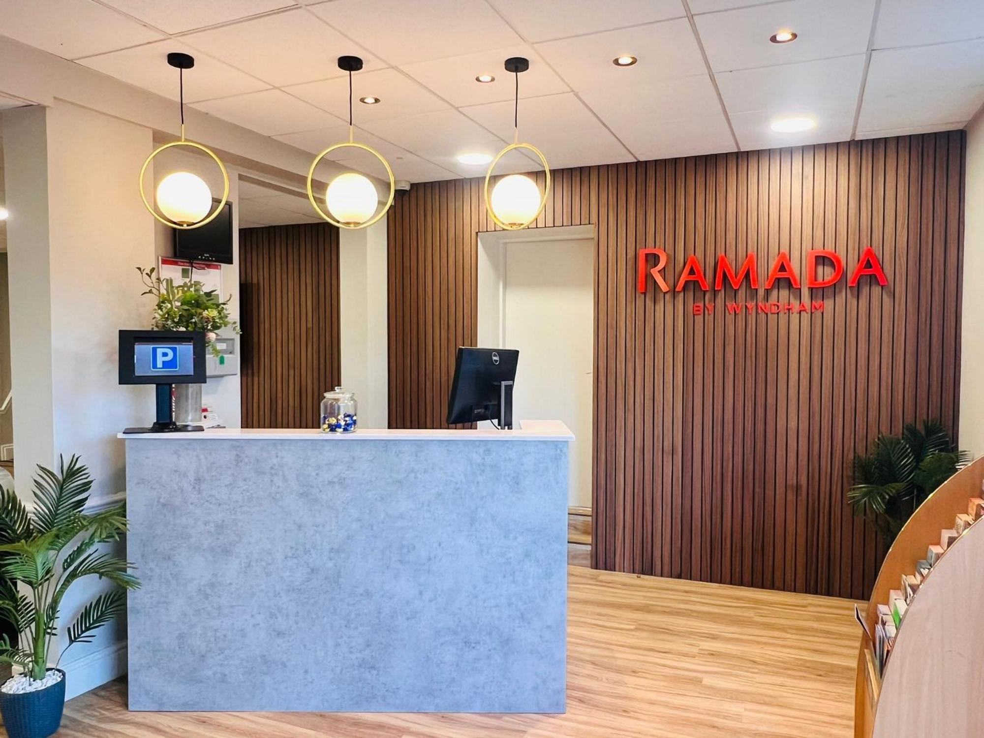 Ramada By Wyndham Cheltenham Golden Valley 외부 사진