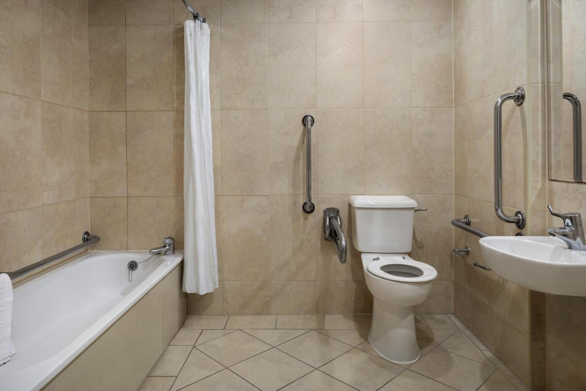 Ramada By Wyndham Cheltenham Golden Valley 외부 사진