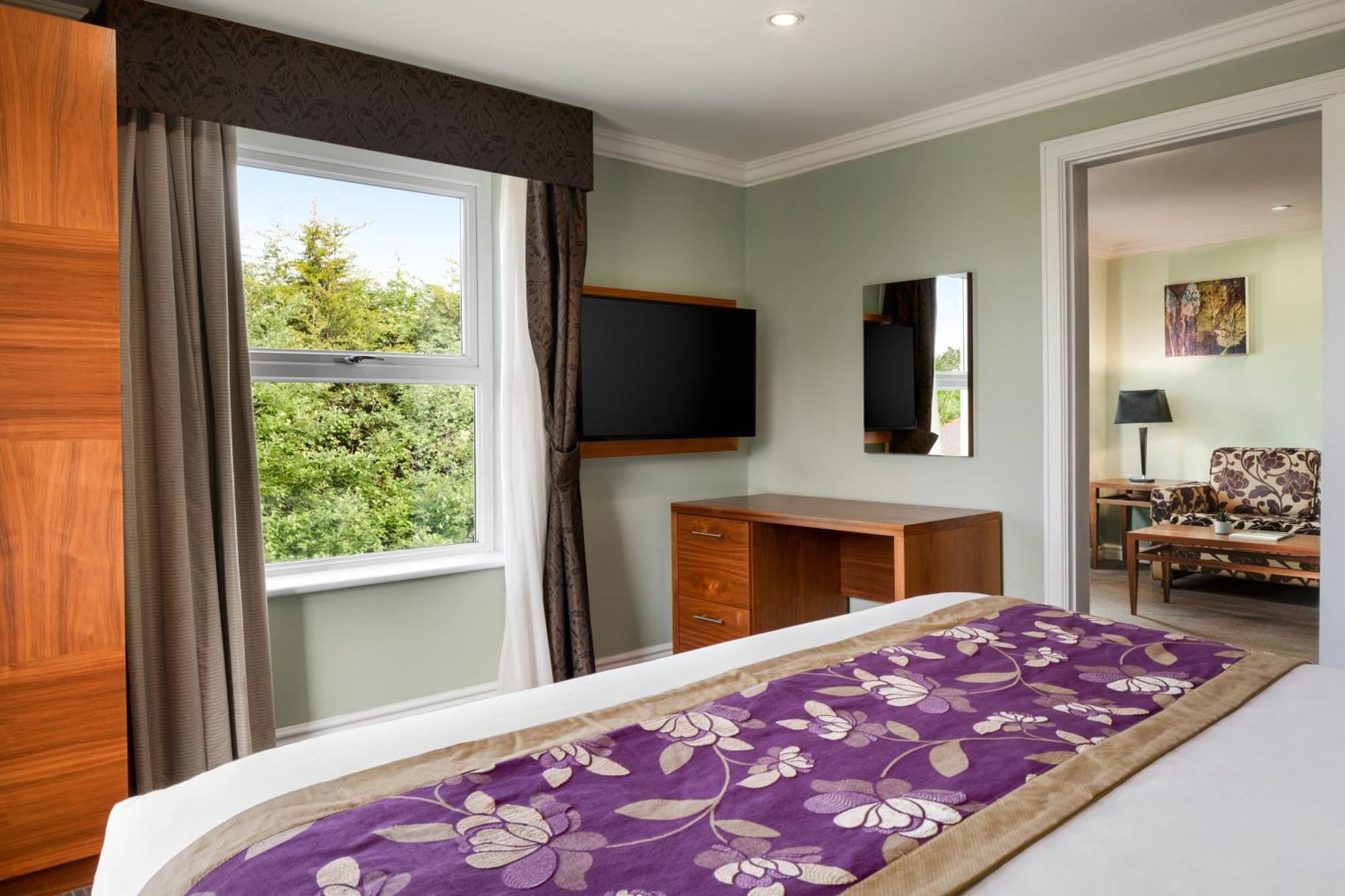 Ramada By Wyndham Cheltenham Golden Valley 외부 사진