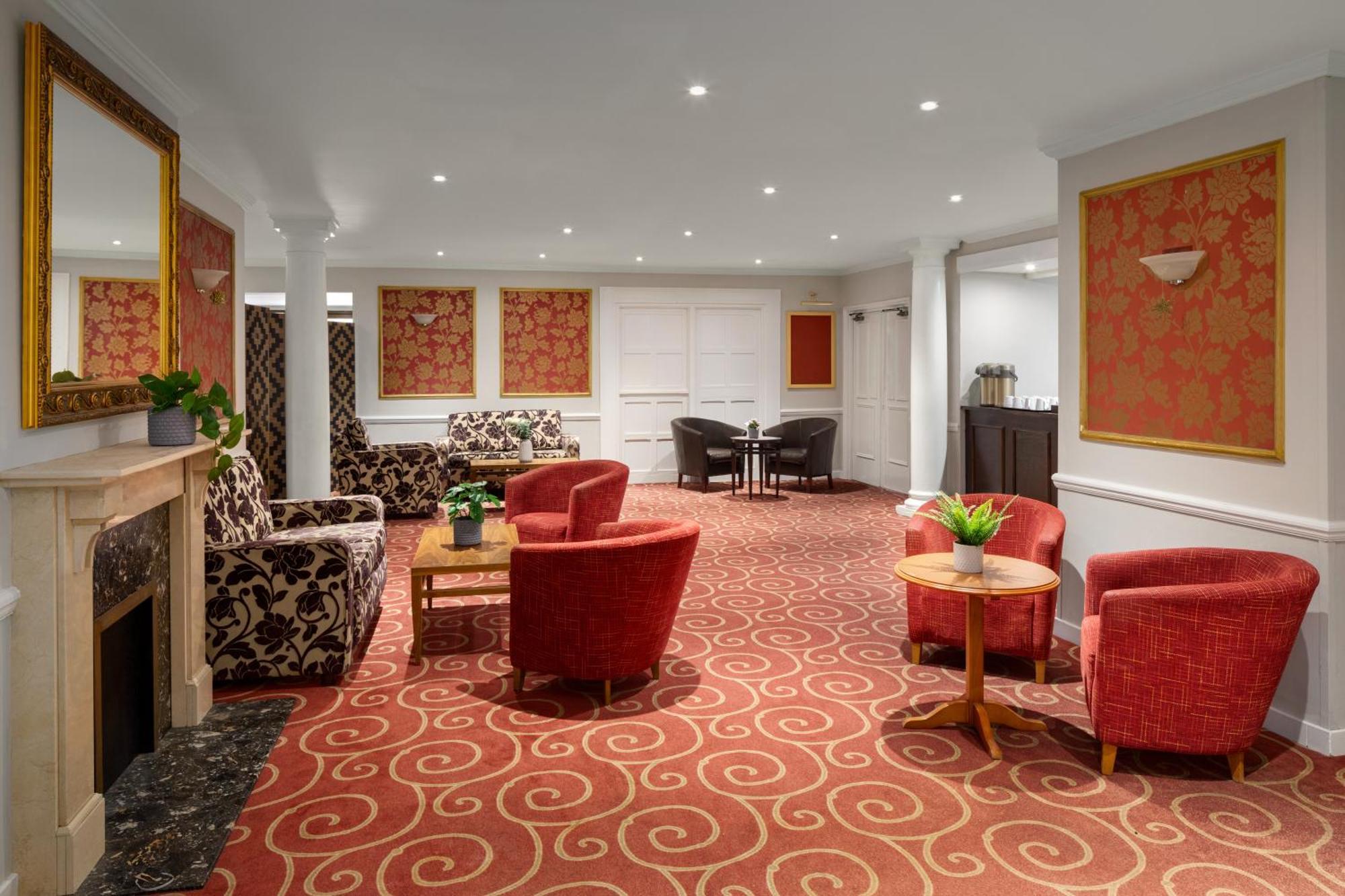 Ramada By Wyndham Cheltenham Golden Valley 외부 사진