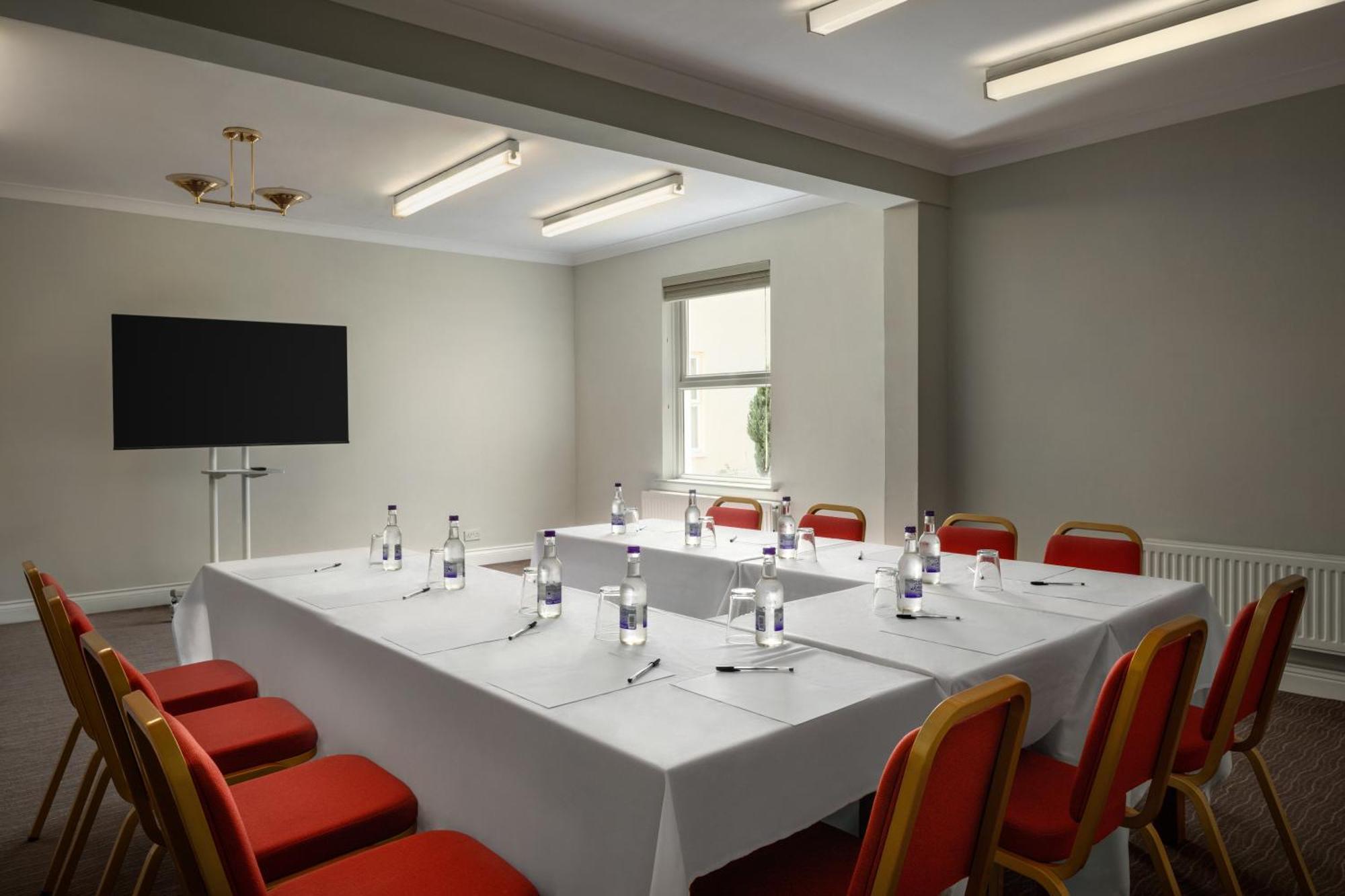 Ramada By Wyndham Cheltenham Golden Valley 외부 사진