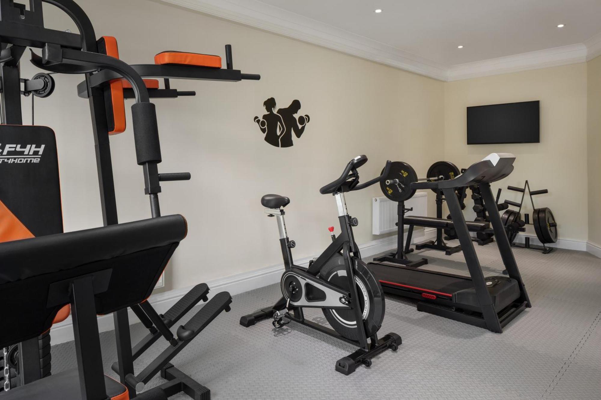 Ramada By Wyndham Cheltenham Golden Valley 외부 사진