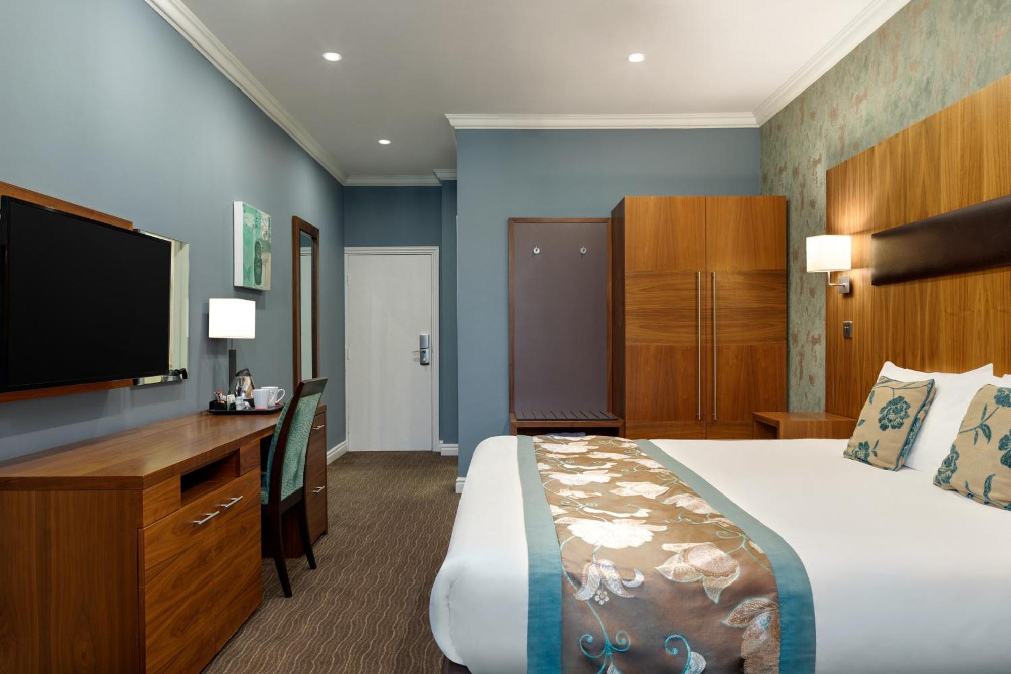 Ramada By Wyndham Cheltenham Golden Valley 외부 사진