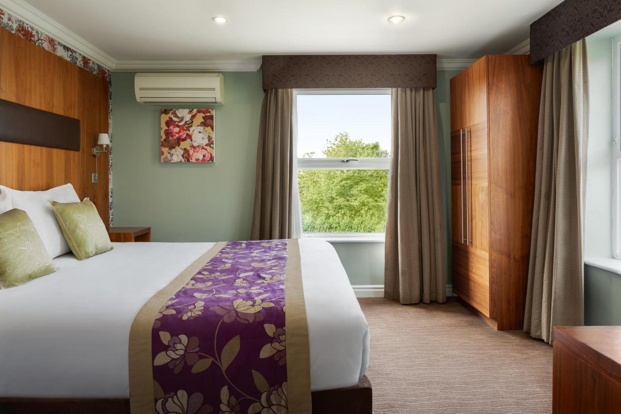 Ramada By Wyndham Cheltenham Golden Valley 외부 사진