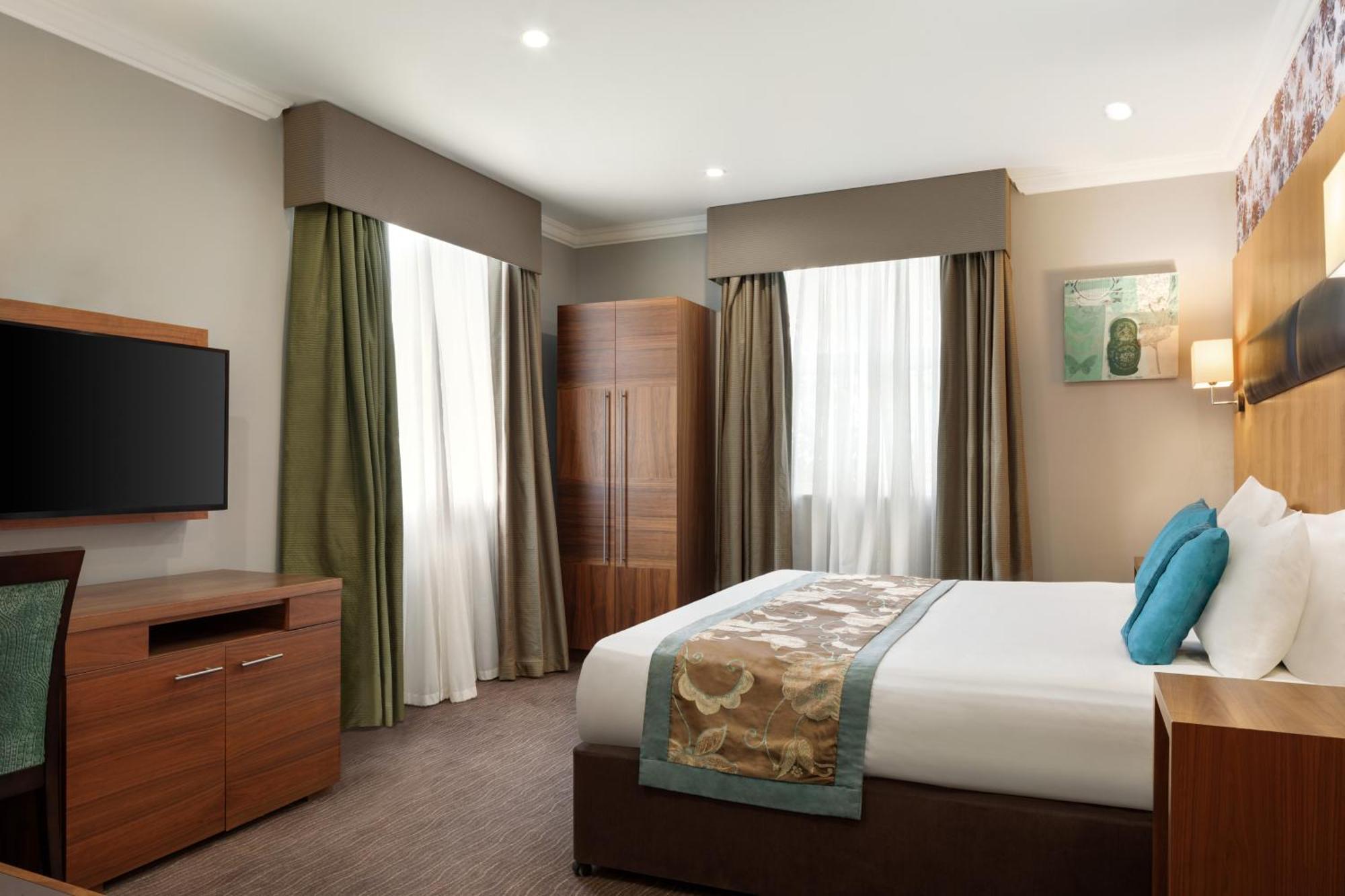 Ramada By Wyndham Cheltenham Golden Valley 외부 사진