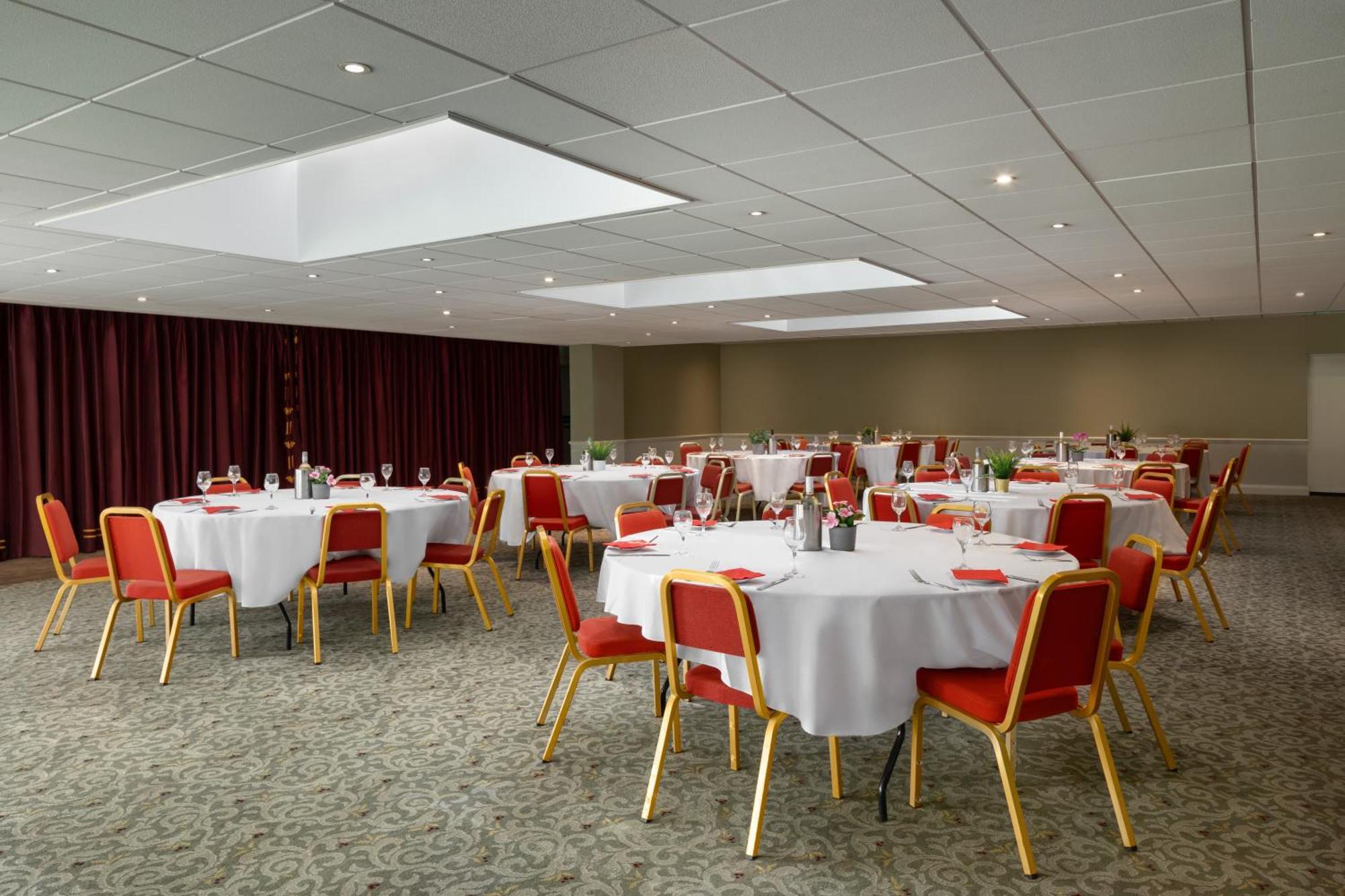 Ramada By Wyndham Cheltenham Golden Valley 외부 사진