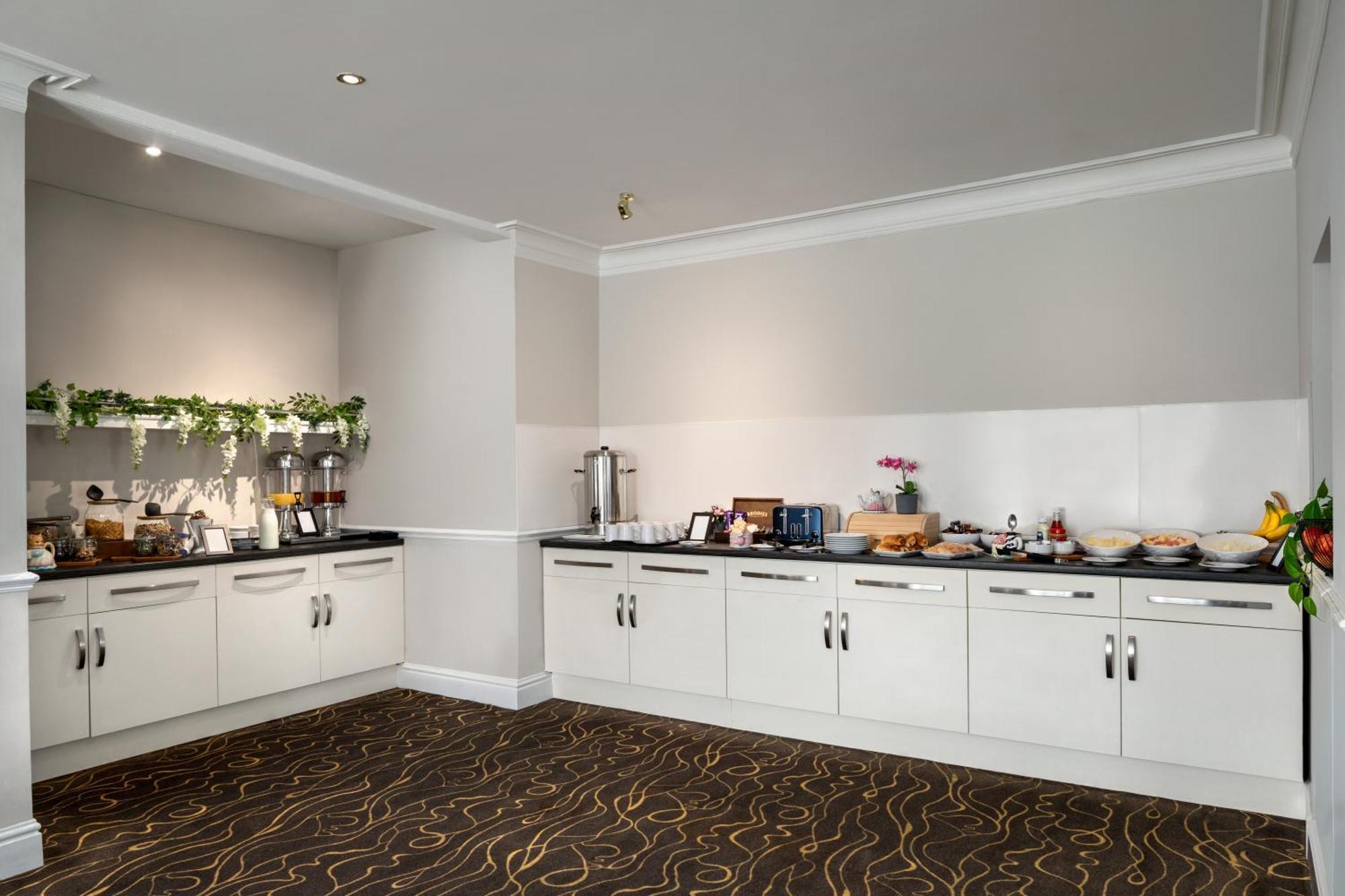 Ramada By Wyndham Cheltenham Golden Valley 외부 사진
