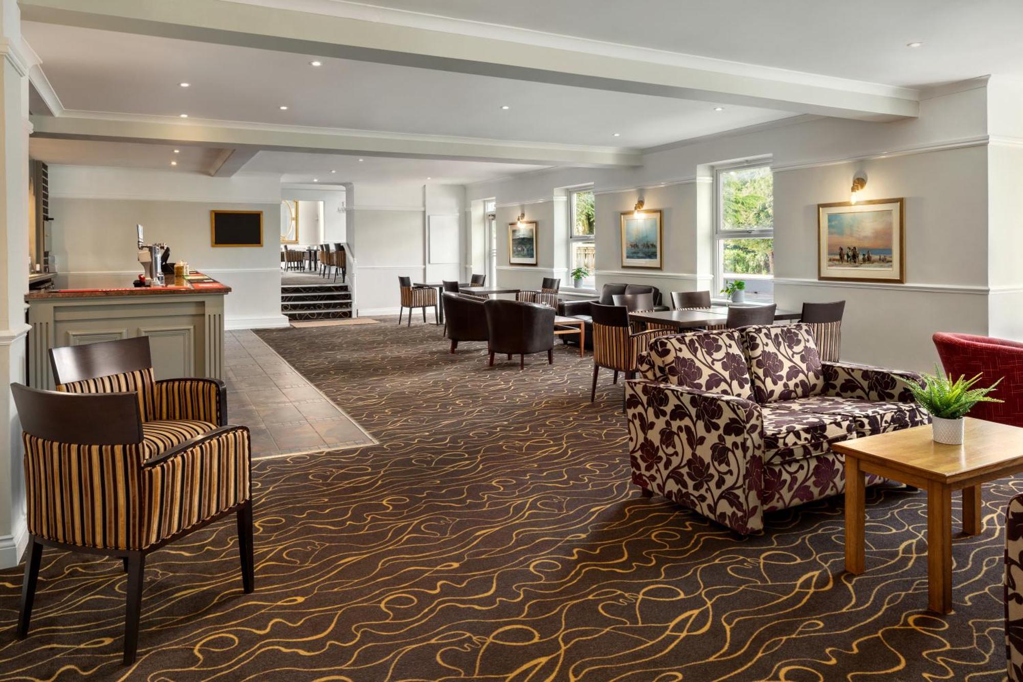Ramada By Wyndham Cheltenham Golden Valley 외부 사진