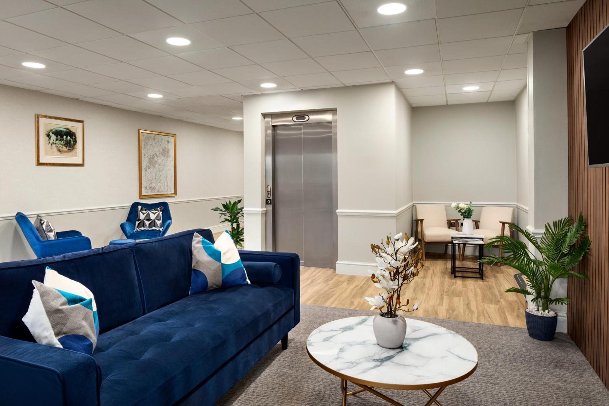 Ramada By Wyndham Cheltenham Golden Valley 외부 사진