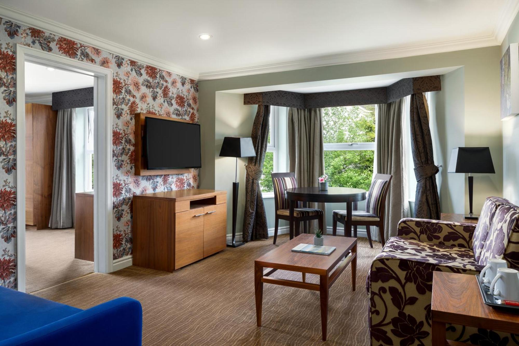 Ramada By Wyndham Cheltenham Golden Valley 외부 사진
