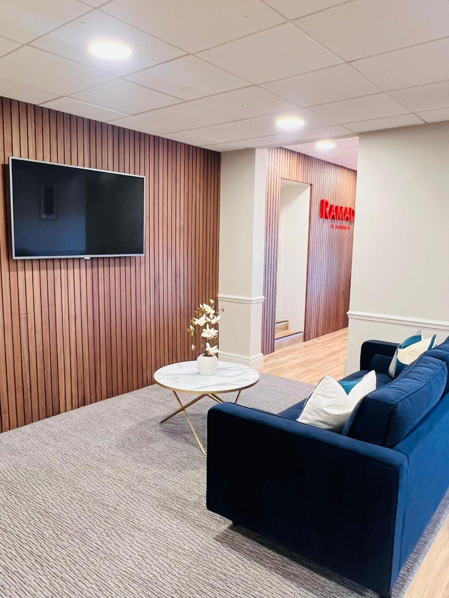 Ramada By Wyndham Cheltenham Golden Valley 외부 사진