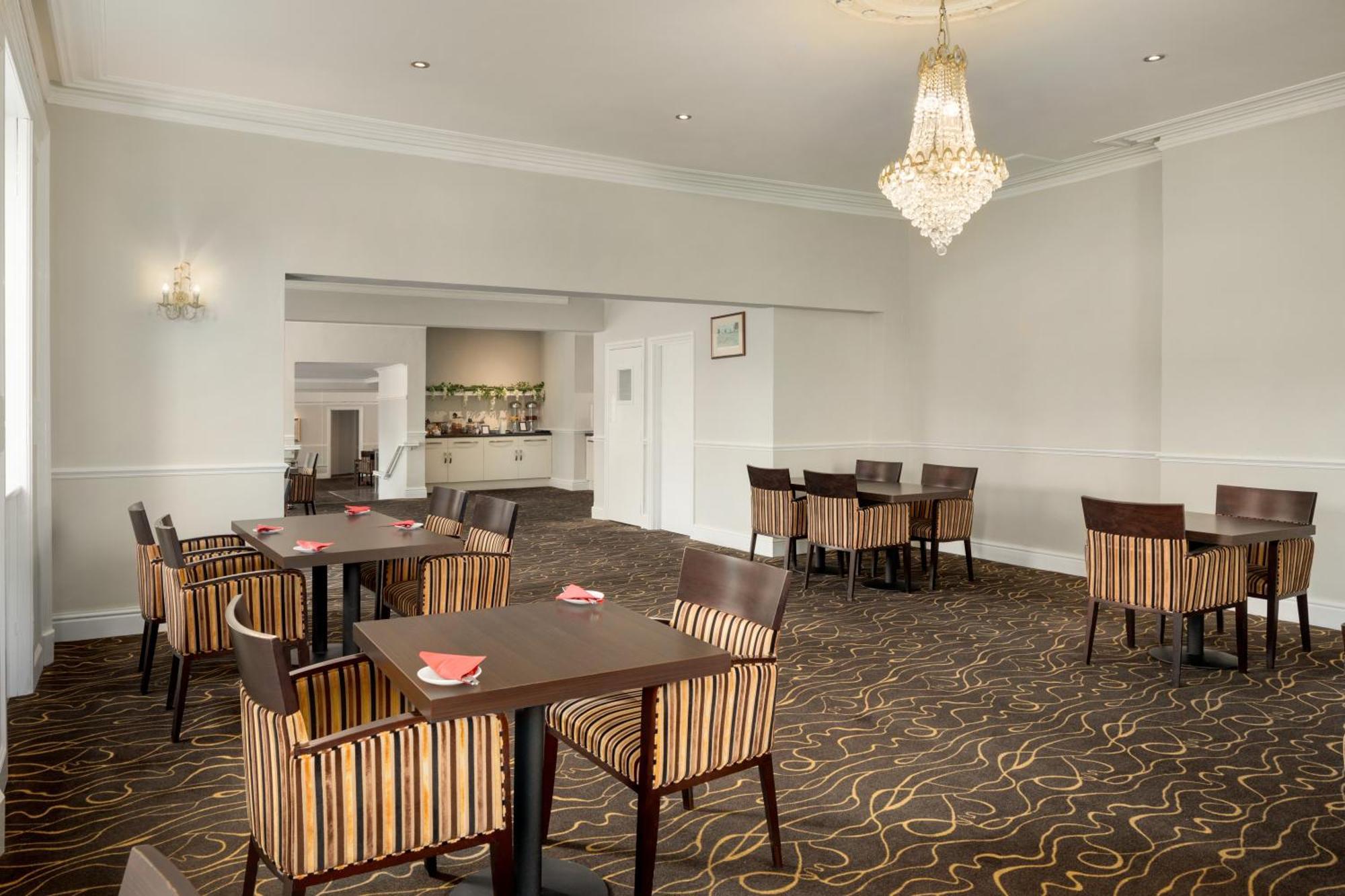 Ramada By Wyndham Cheltenham Golden Valley 외부 사진