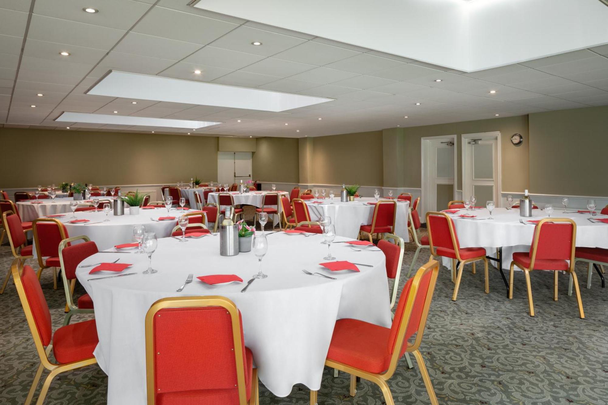 Ramada By Wyndham Cheltenham Golden Valley 외부 사진