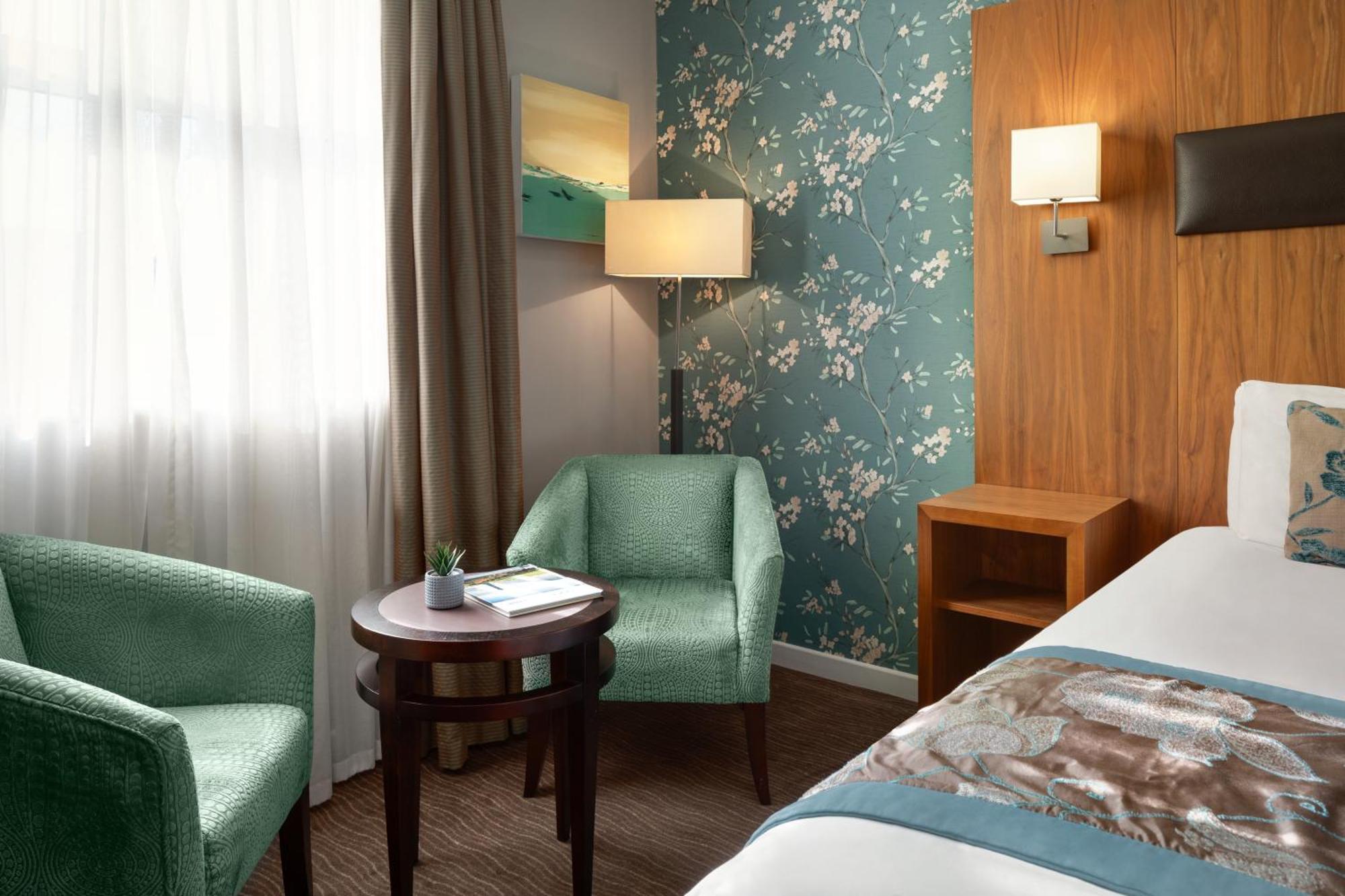 Ramada By Wyndham Cheltenham Golden Valley 외부 사진