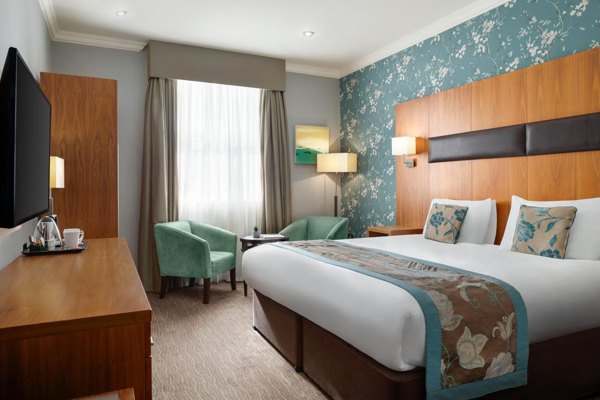 Ramada By Wyndham Cheltenham Golden Valley 외부 사진