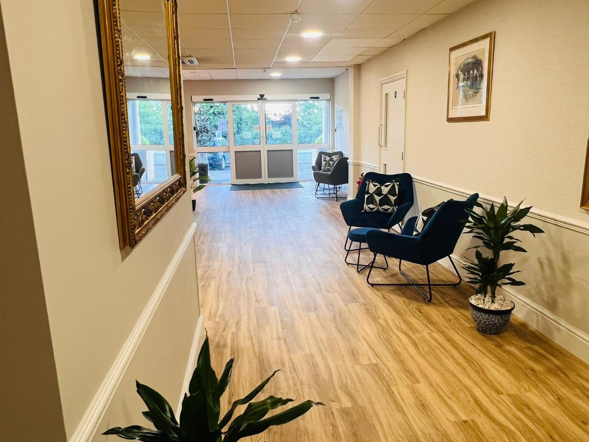 Ramada By Wyndham Cheltenham Golden Valley 외부 사진